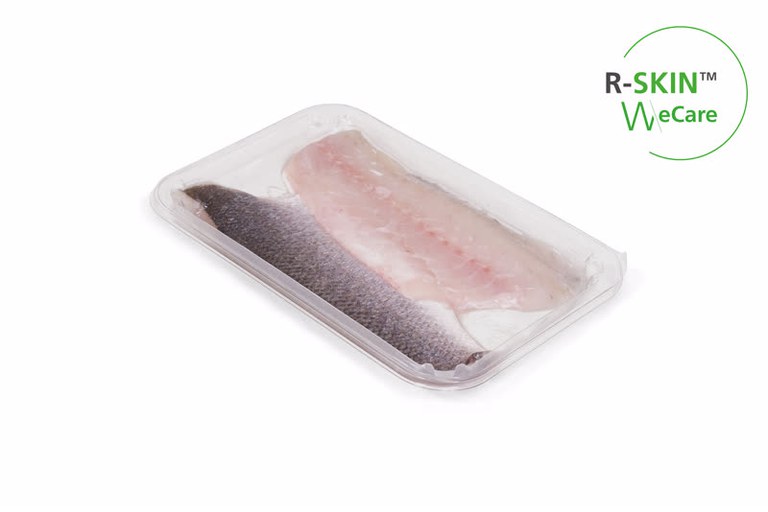 Traysealing fish fillets with R-Skin TSA.JPG Traysealing fish fillets with R-Skin TSA.JPG