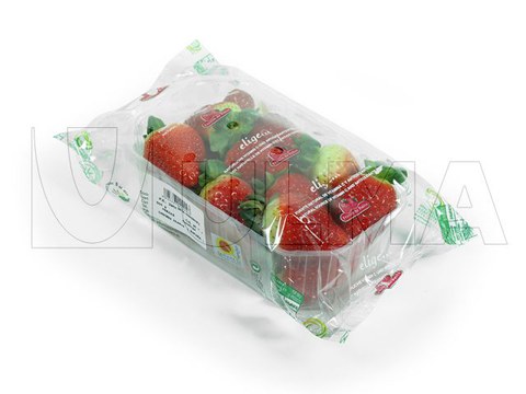 Strawberries tray packaging in flow pack wrapper (hffs)