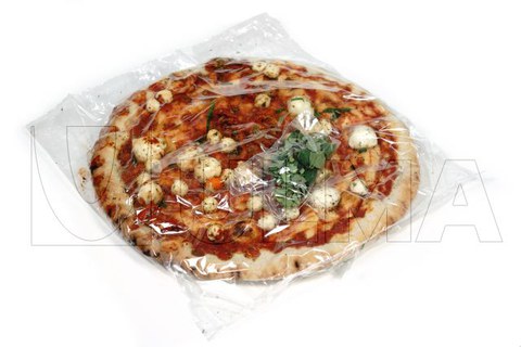 Fresh pizza packaging in modified atmosphere with shrunk laminated film